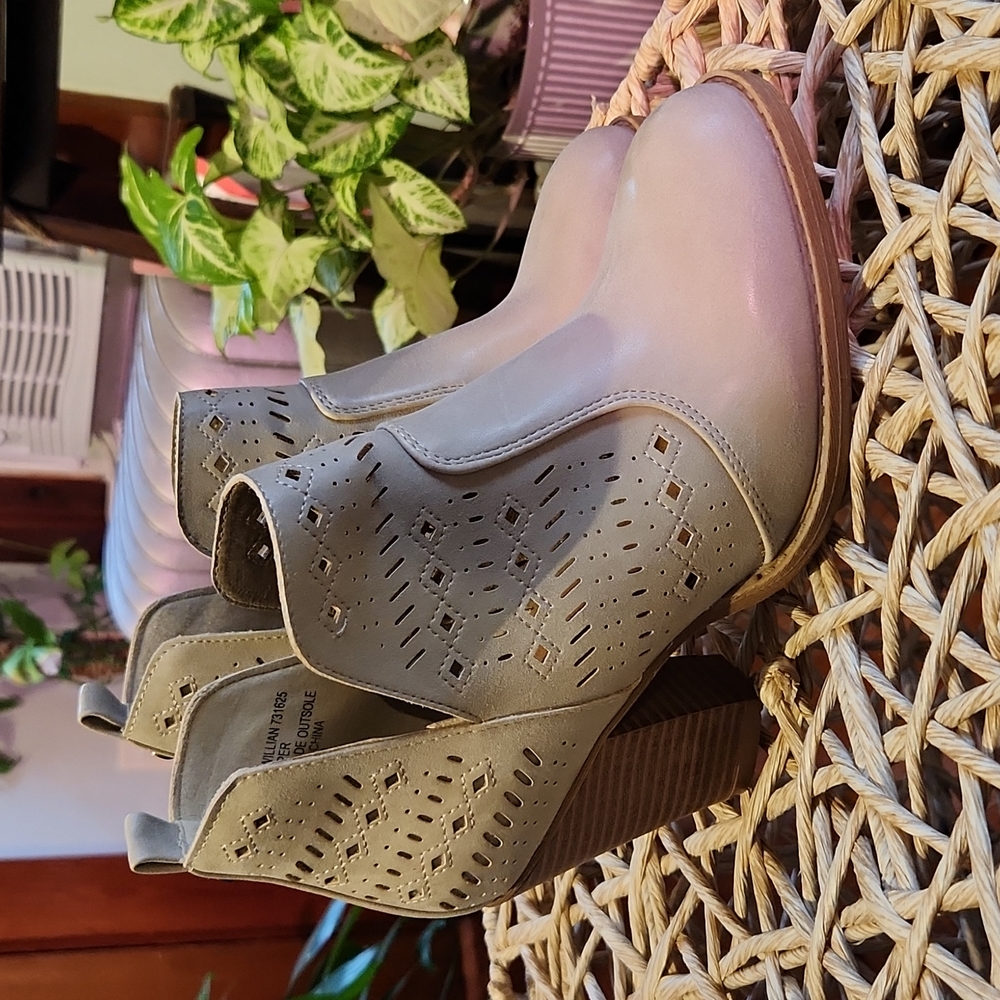 Daisy Fuentes Beige Booties Size 7.5